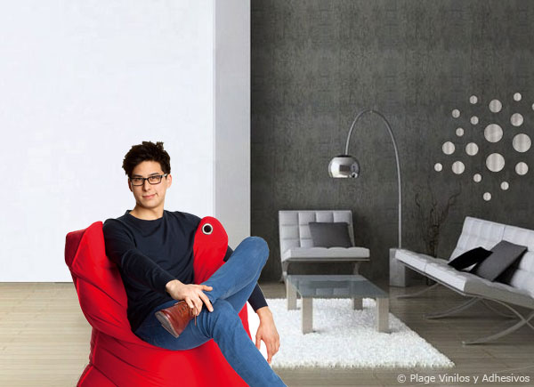 Hellgraue Wände, Deko in Anthrazit und ein Sitzsack in Rot für ein modernes Interieur. Ein roter Sitzsack kann auch für einen modernen Einrichtungsstil stehen.