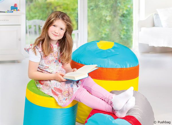 Auch mit Sitzsäcken lässt sich eine schöne und fördernde Lernecke einrichten. Im Kinderzimmer sollte man eine Lernecke einrichten, die Freude am Lernen vermittelt.