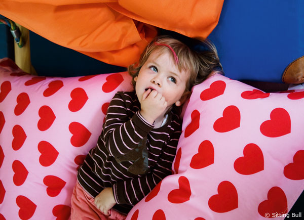 Ein Sitzkissen im Kindergarten kann für Wohlfühl- und Schmökeratmosphäre sorgen. Mit einem Sitzkissen im Kindergarten liegt es sich gleich viel bequemer.