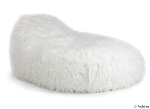 Dieser Sitzsack ist mit Fellimitat umhüllt. Auf einem Sitzsack mit Fellbezug sitzt man mehr als bequem.