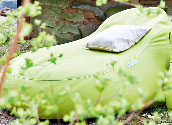 Mit diesem Sitzsack für Erwachsene kann man auch draußen entspannen. Sitzsack für Erwachsene